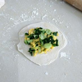 擀成面片，放上馅料。