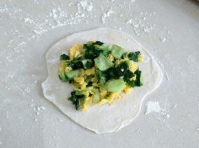 擀成面片，放上馅料。