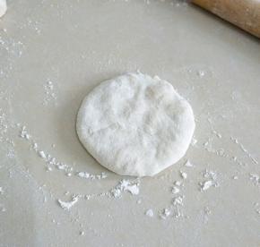 再用擀面杖擀薄一些。