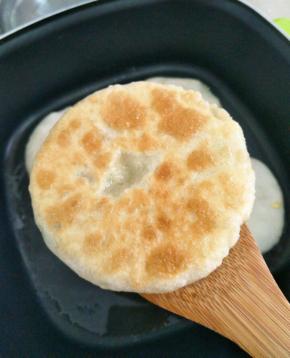 放入倒油的锅中，煎至两面金黄。