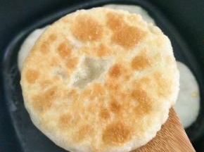 放入倒油的锅中，煎至两面金黄。