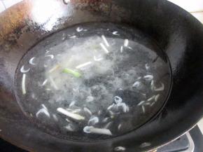 锅里放油，放入虾皮爆香，倒入水。