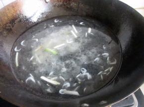 锅里放油，放入虾皮爆香，倒入水。