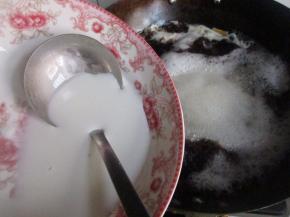 把淀粉加水稀释，倒入锅中，搅拌均匀。