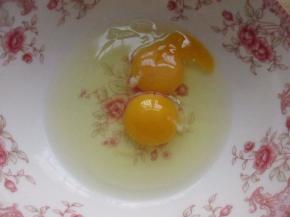 把鸡蛋打到碗里搅匀。