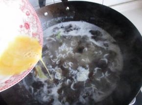 把蛋液倒入锅里。