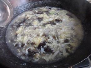 开锅加盐调味，适量放一点鸡精即可。