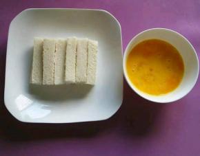 鸡蛋打散在碗里，加一点盐搅拌均匀，馒头切小条。