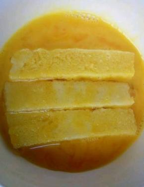 然后把馒头条均匀的在蛋液里面沾一圈。