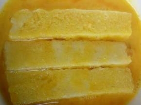 然后把馒头条均匀的在蛋液里面沾一圈。