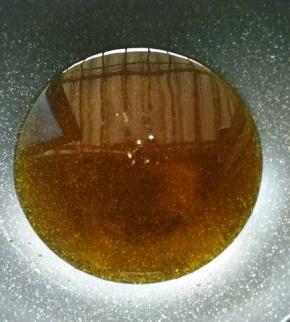 热锅放入食用油，加热七八成。