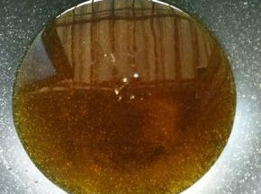 热锅放入食用油，加热七八成。