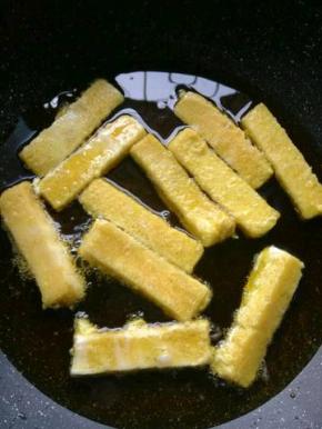 然后放入馒头条，炸至金黄。