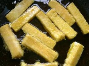 然后放入馒头条，炸至金黄。