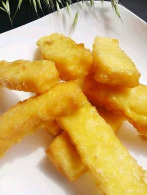 炸好馒头条捞出控油。