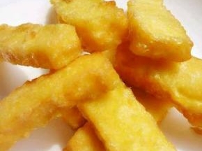 炸好馒头条捞出控油。