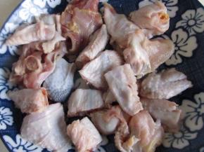 把鸡泡一会去掉多余的血水。