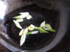 锅里放入花生油，放葱姜炒香。