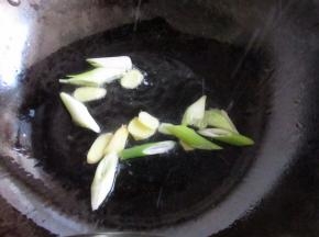 锅里放入花生油，放葱姜炒香。