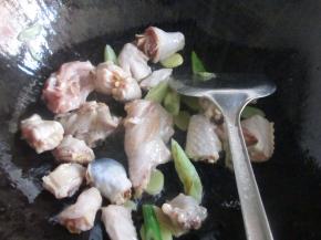 倒入鸡块煸炒。