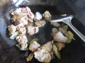 炒到发白，加一勺生抽。。