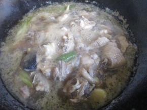 倒入开水，改小火炖30分钟。