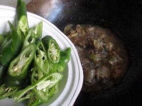 水分已经不多了，加入青辣椒。