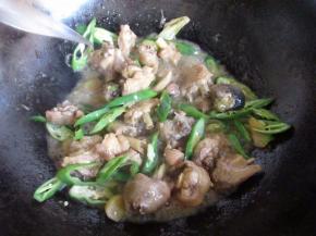 炒匀，加盐，鸡精调味即可。