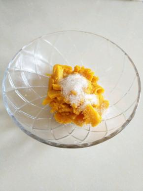 把南瓜蒸熟，趁热加入白糖，搅拌拌匀。
