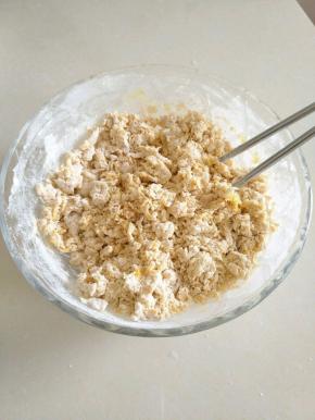 再加入面粉，用筷子挑成絮状。