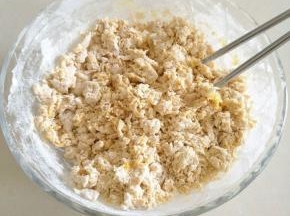 再加入面粉，用筷子挑成絮状。