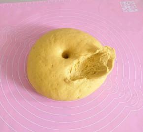 发酵至两倍大，用手指戳个小孔不会回缩，撕开里面有明显的蜂窝状。