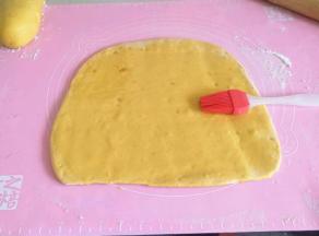 把面团排气，擀成面片。刷上一层色拉油。