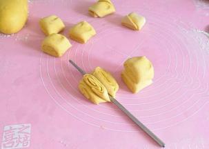 两段对叠，用筷子朝中间压出痕。