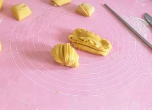 微微拉长，两手朝反方向拧，两头对接，头朝下。