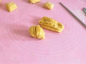 微微拉长，两手朝反方向拧，两头对接，头朝下。