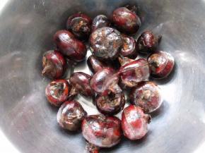 荸荠生长在水中，皮极易带菌，烹制前必须洗净。