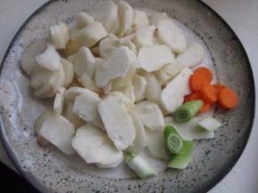 把胡萝卜切几片即可，大葱切段。