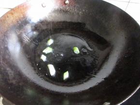 锅里放油放葱爆香。