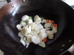 倒入荸荠和胡萝卜，胡萝卜主要为了调色用，翻炒。