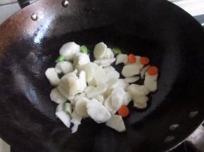 倒入荸荠和胡萝卜，胡萝卜主要为了调色用，翻炒。
