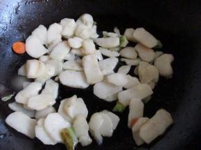 炒匀后加盐调味即可。