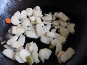炒匀后加盐调味即可。