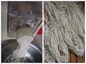 面条机里加入面粉，倒入蛋液和水的混合液，启动电源新鲜面条就好了。。