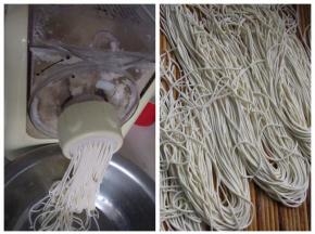 面条机里加入面粉，倒入蛋液和水的混合液，启动电源新鲜面条就好了。。