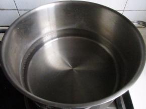 锅里放水烧开。