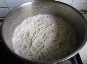 煮上面条，面条浮起即可。