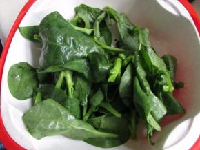 青菜直接放进面条锅里汆烫一下。