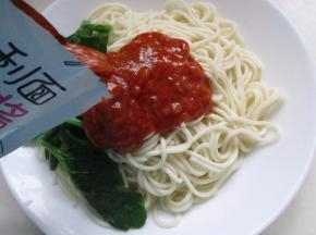 肉面酱放进开水烫一下即可食用，直接倒入面条中。。