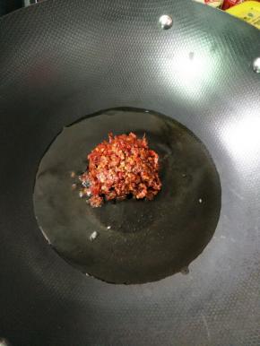 热锅凉油，下辣椒酱。